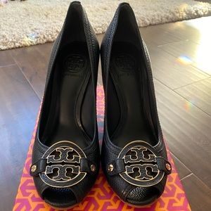 NIB Tory Burch Amanda Wedge Peep Toe Black sz 8